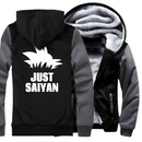 Veste polaire noire et grise avec inscription "Just Saiyan" et design inspiré de Dragon Ball, capuche doublée en fourrure, idéale pour l’hiver et les fans de manga.