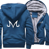 Veste bleue à capuche pour homme avec le symbole Majin de Dragon Ball en blanc, doublure intérieure en polaire chaude. Parfaite pour les amateurs de mangas et d'anime, cette veste arbore le logo emblématique "M", représentant le concept "Majin" signifiant "démoniaque" en japonais, alliant confort et style.