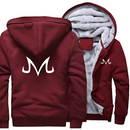 Veste bordeaux à capuche pour homme avec le symbole Majin de Dragon Ball en blanc, doublure intérieure en polaire chaude. Parfaite pour les fans de mangas et d'anime, cette veste allie style et confort tout en arborant le logo emblématique "M", représentant le concept "Majin" signifiant "démoniaque" en japonais.