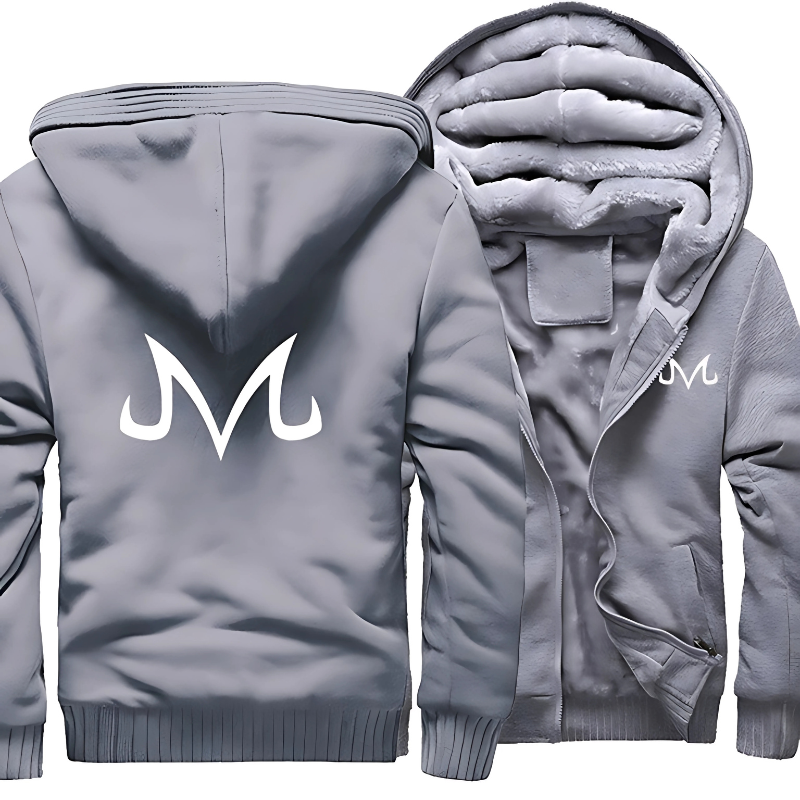 Veste grise à capuche pour homme avec le symbole Majin de Dragon Ball en blanc, doublure intérieure en polaire chaude. Cette veste emblématique arbore le logo "M" symbolisant le concept "Majin", qui signifie "démoniaque" en japonais, un choix idéal pour les amateurs de mangas et d'anime.