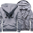 Veste grise à capuche pour homme avec le symbole Majin de Dragon Ball en noir, doublure intérieure en polaire chaude. Idéale pour les fans d'anime et de mangas, cette veste arbore le logo emblématique "M" représentant le concept "Majin" signifiant "démoniaque" en japonais, alliant style et confort.