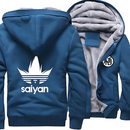 Veste Saiyan à capuche bleu marine avec doublure polaire grise, logo Saiyan blanc au dos, et motif japonais à l'avant. Idéal pour un look décontracté et élégant.