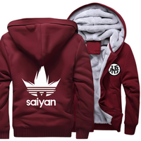 Veste Saiyan bordeaux avec capuche, doublure polaire grise, logo Saiyan blanc au dos, et emblème japonais à l'avant. Conçue pour les fans de style décontracté et de l'univers Saiyan.