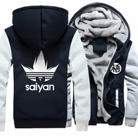 Veste Saiyan à capuche bleu marine, manches grises, avec doublure en polaire grise et logo Saiyan blanc au dos. Parfaite pour un look décontracté inspiré des Saiyans.