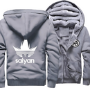 Veste Saiyan gris clair avec capuche, doublure polaire grise, logo Saiyan blanc au dos, et emblème japonais à l'avant. Parfaite pour les fans de mode casual et d'univers Saiyan.