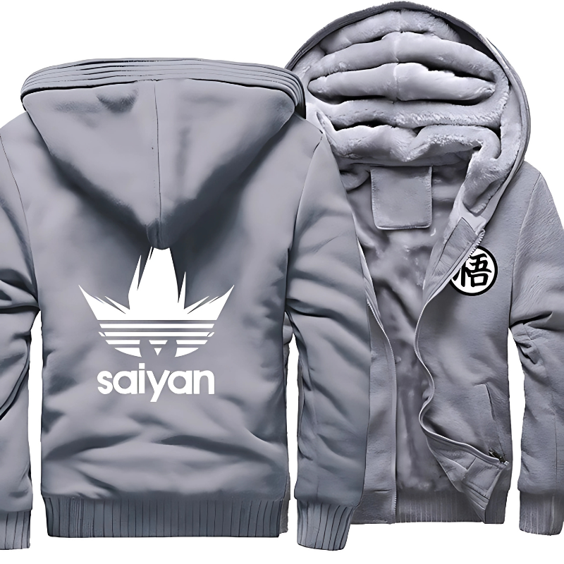 Veste Saiyan gris clair avec capuche, doublure polaire grise, logo Saiyan blanc au dos, et emblème japonais à l'avant. Parfaite pour les fans de mode casual et d'univers Saiyan.