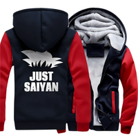 Veste polaire chaude pour homme et femme, style manga avec inscription "Just Saiyan" et design inspiré de Dragon Ball, manches rouges et doublure douce pour l’hiver.