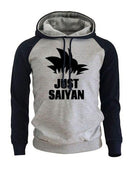 Sweat à capuche gris clair avec manches noires, texte noir "Just Saiyan" et motif cheveux Saiyan noir sur la poitrine, parfait pour un look geek et tendance.