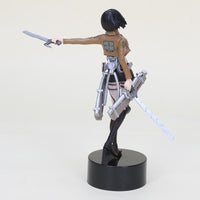 Figurine manga Mikasa Ackerman attaque des titans de dos